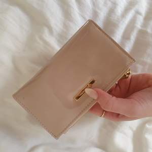 Ljusrosa/beige plånbok med gottom plats för kortoch annat. 