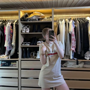 T-shirt klänning  - Jag säljer en t-shirt klänning som är helt oanvänd. Jag köpte den för 300kr men säljer den för 50kr