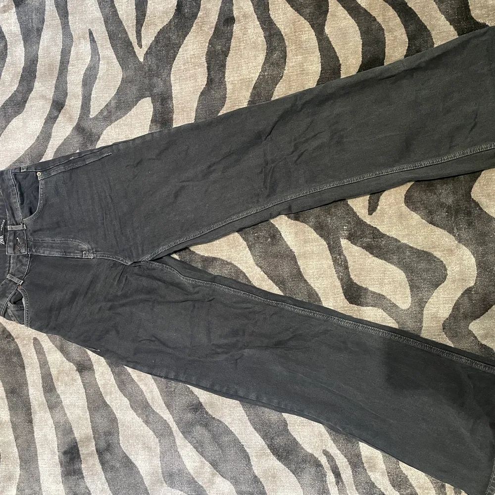 Svarta jeans från zara! Storlek 36💓. Jeans & Byxor.