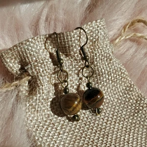 Tigerstens-örhängen - Handgjorda örhängen med tigersten 🤎