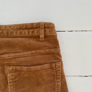 Coola manchesterbyxor - Snygga ljusbruna manchesterbyxor⭐️ Kortare modell, hög midja och stretchigt tyg.