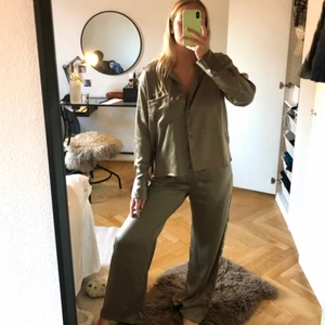 Grönt sett  - Grönt ”Silkes” sett från märket JJXX, köpt på zalando. Byxor och topp är båda i strl M. Använt en gång så är i nyskick. Köptes för 850kr säljs för 250kr 