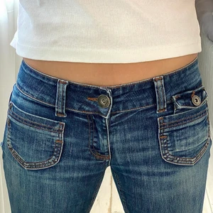 SKITSNYGGA LOWWAIST JEANS - INTRESSEKOLL på dessa otroliga vintage lågmidjade only jeans med så sjuka detaljer, i en så fin blå färg! Midjemått 40cm, innerben 83cm, sitter snyggt på mig som brukar ha 36 och är ca 168! Perfekta nu till sommaren! Skriv för frågor, mått eller fler bilder!💕💕💞 BUD PÅ: 900kr💕💕