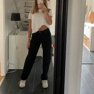 SNYGGA MIDWAIST JEANS MONKI - Jätte snygga monki jeans💓 Använd fåtal gånger💓 Sitter väldigt snyggt 💓 Skriv för mer bilder💓