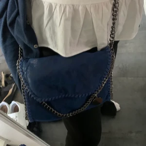 Liknande Stella väska - Säljer min älskade Stella McCartney liknande väska pga att jag vill köpa en annan. Kan även byta mot en svart. Använd ganska många gånger, bra skicka. Inga defekter.