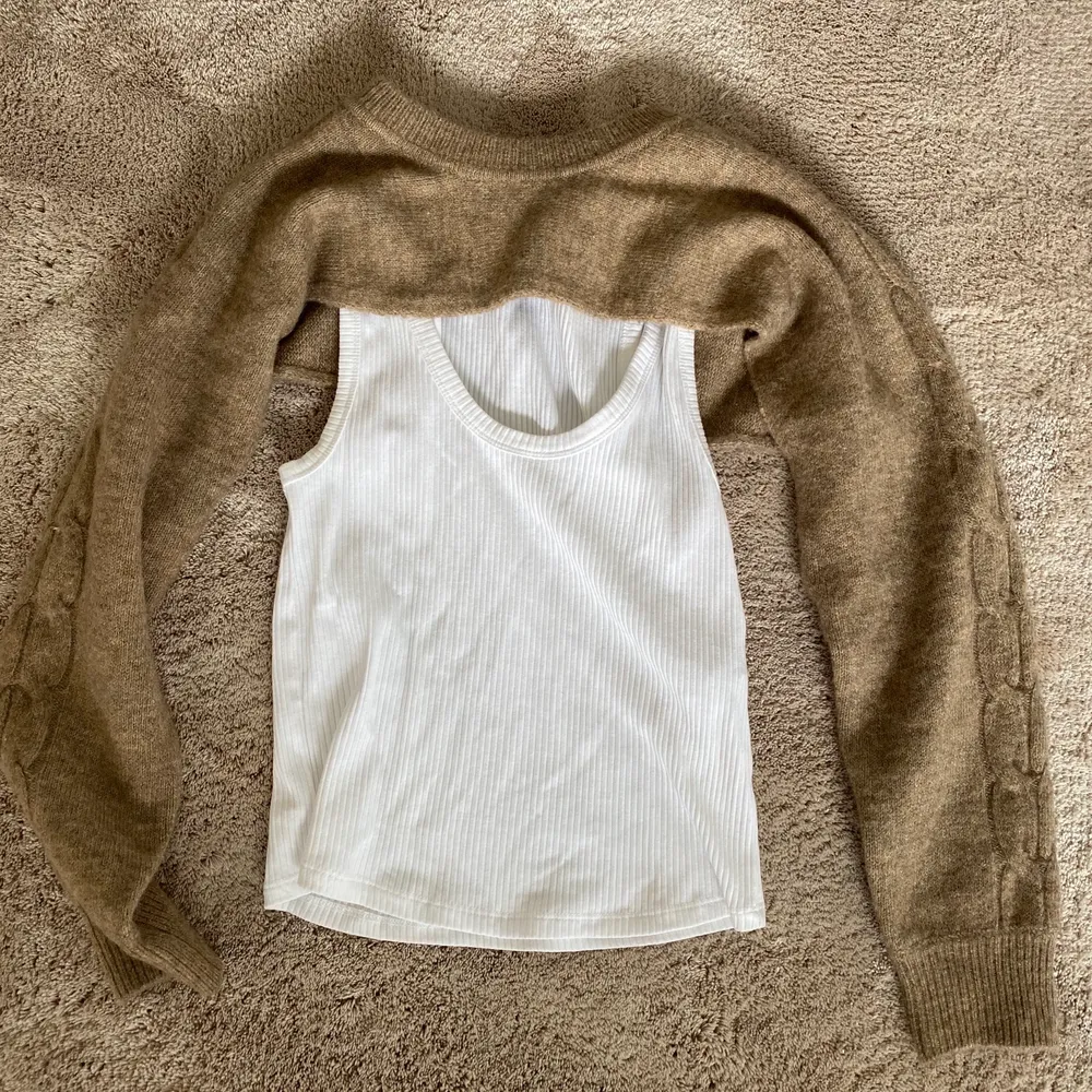 En tröja kompinerat med linne från Zara storlek S! Använd 1 gång. Som ny💗. Toppar.