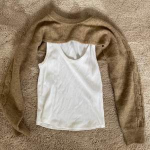 En tröja kompinerat med linne från Zara storlek S! Använd 1 gång. Som ny💗