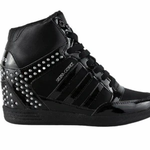 Ikoniska Selena Gomez Adidas neo sneaker - Jag är super ledsen att dessa inte passar de va verkligen mina dröm skor som barn lyckades hitta dom och köpte dem andra hand men de är flr små på mig dessa är i storlek 37 1/3 så ungefär 37,5 men lite mindre. Så snygga och är super nostalgiska ser helt nya ut vilket är fallet de släpptes år 2011 om jag inte misstar mig! Balla coola skor som inte går att köpa längre super svåra att hitta 😩😍😍😍