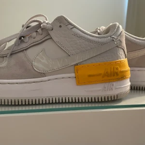 Nike air force 1 - Ett par jätte fina Nike air force skor, använda 6 ggr.