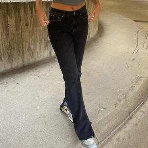 Jeans med slits - Världens finaste jeans med slits, köpta på gina tidigt i vår för 599 använda Max 5 gånger, grå svarta i tvätten, stl 32 jag är 167 o de nuddar marken så passar långa ben. 