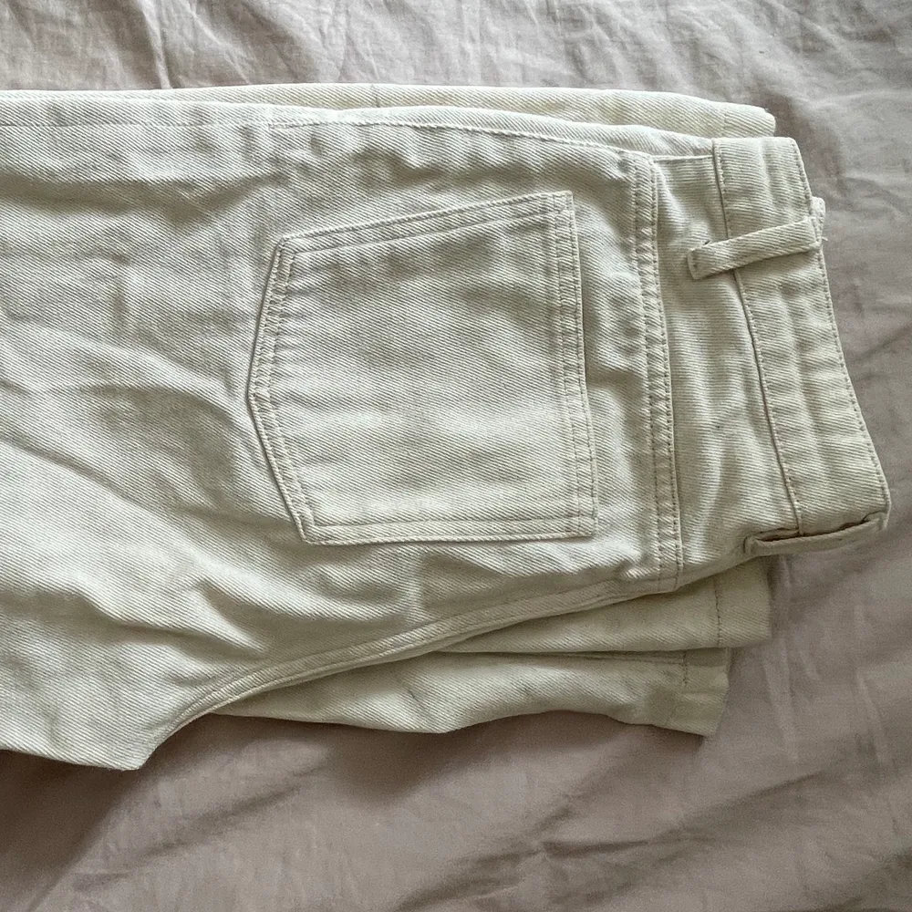 Sjukt fina vida krämvita jeans till våren. 💖. Jeans & Byxor.