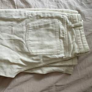 Sjukt fina vida krämvita jeans till våren. 💖