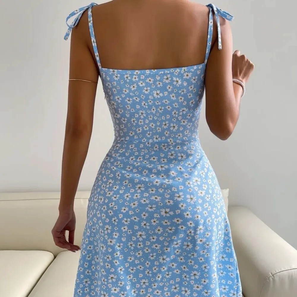 Jättesöt blå klänning i storlek S, säljer då jag råkade beställa två stycken. 70kr. Klänningar.
