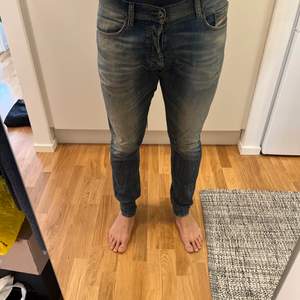 Säljer ett par jeans av märket Diesel. Storlek 34/34 och den är ganska skinny, iaf tajtare nedtill som syns på bilden. Bra skick och förtjänt i skrevet. 