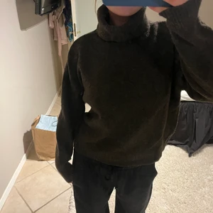 Stickad polotröja - Mörkbrun stickad tröja från hm med stor krage. Passar xs-m beroende på önskad passform. Köpare står för frakt