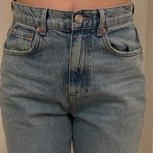 Snygga raka jeans från Gina i modellen 90’s med hål på knäna. Säljer pga minskad användning. Bra skick och bra passform i storlek 36.
