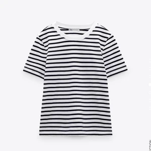 🤍Randig t-shirt🤍 - Ett skit snygg randig t-shirt från Zara⚡️ hittade inte en bild på just den tröjan jag har men den ser nästan likadan ut, hör av dig om du är intresserad så kan du få en bild på hur den ser ut i verkligheten också🤍⚡️