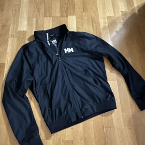 Helly Hansen jacka  - Hej! Säljer en Helly Hansen vindjacka i nyskick. Använd ett fåtal gånger. Jackan bär storlek M. Vid mer frågor hör av er gärna☺️