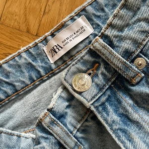 Zara Jeans shorts  - Fett najs shorts, kontakta mig om du vill ha fler bilder eller har några frågor! inga defekter dom e fett najs legit‼️ Dom sitter mid/lowWaist! Skulle kunna frakta (då står köparen för frakten) men jag föredrar att mötas i Sthlm💕