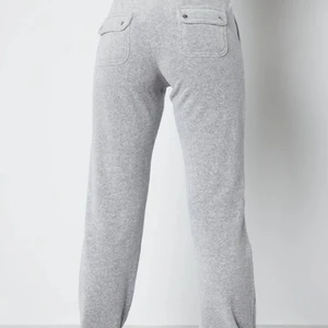 Grått juicy sett - Ett ljus grått juicy sett nästa helt nya byxorna tvättade 2 ggr och tröjan 1, andvända fåtal ggr. Skriv till mig för bud❤️