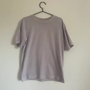 Lila t-shirt - Storlek S, oversize. Frakt ingår