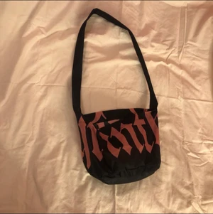 Rosa och svart y2k väska - As cool väska i svart och rosa🖤💗🖤💗