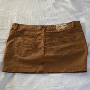 minikjol - skitsnygg y2k kjol som tyvärr är för stor för mig😔helt oanvänd. lågmidjad. tveka inte på att höra av dig vid vidare frågor eller fler bilder!💘frakt tillkommer. 