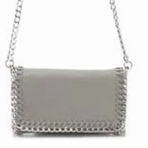 Grå Tiamo väska❤️ - Säljer nu min skit snygga gråa Tiamo väska! Den är i den stora storleken, den är använd ca 4 ggr men är i ett jätte bra skick!!❤️