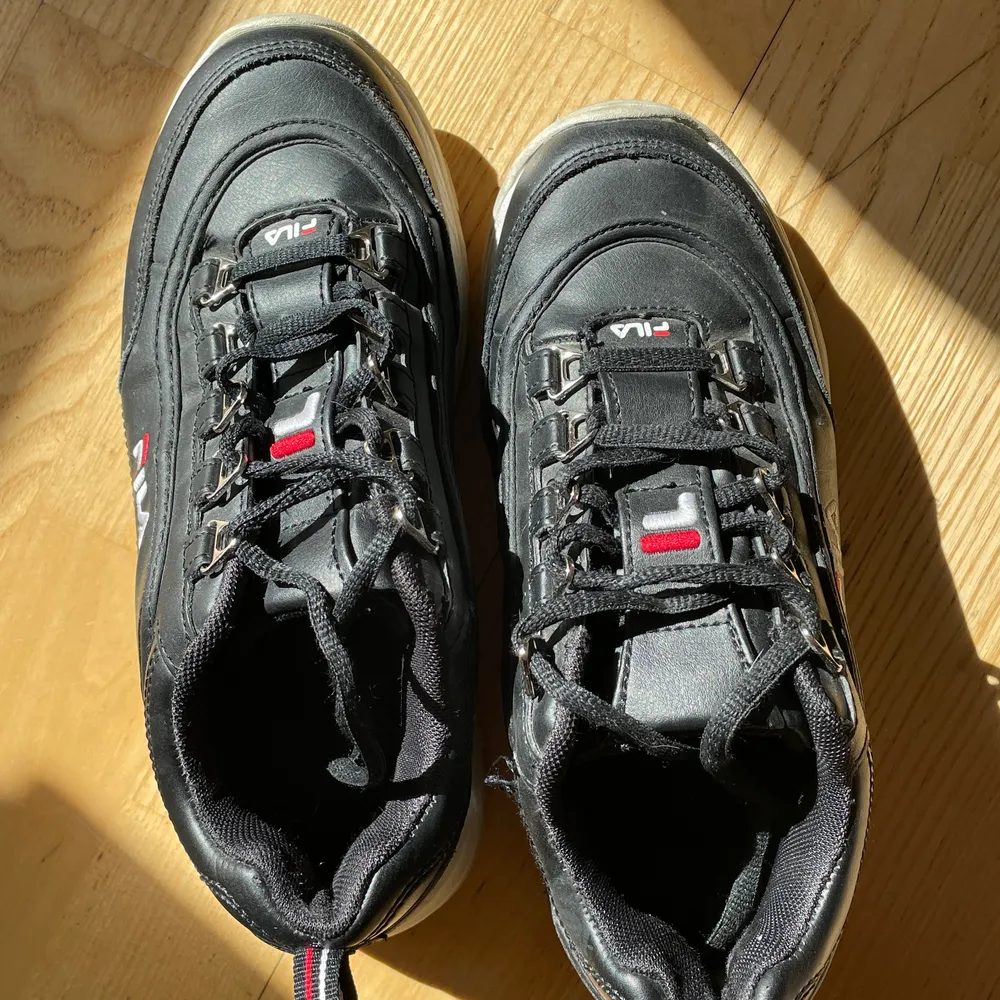 Ett par svarta FILA skor, är för små för mig så inte använda speciellt ofta !. Skor.