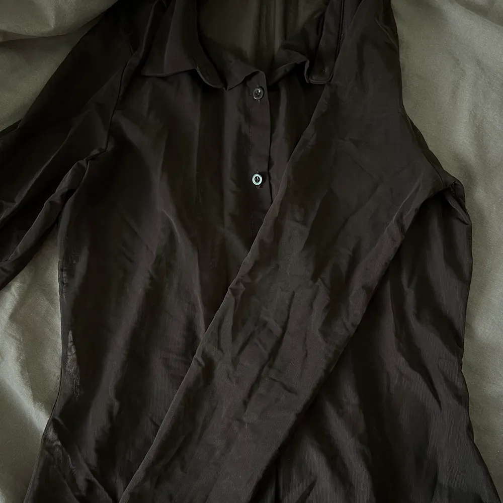 Mörkare irl, en mörkbrun genomskinlig tröja, skit snygg vet inte hur jag ska stylea den så jag säljer den. Liten i storlek. Frakt tillkommer . Toppar.