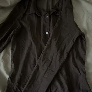 Mörkare irl, en mörkbrun genomskinlig tröja, skit snygg vet inte hur jag ska stylea den så jag säljer den. Liten i storlek. Frakt tillkommer 