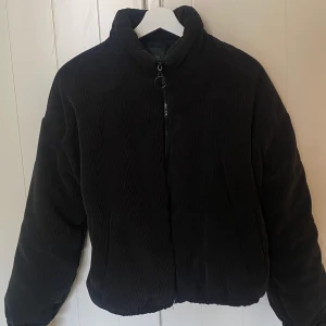 Puffer jacka i Manchestertyg  - Storlek M. Manchestertyg 