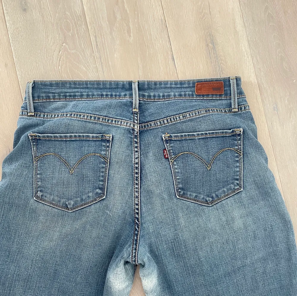 Najs lowwaist Levis jeans, vintage och storlek 31, passar en storlek 36-38 i jeans skulle jag säga. Jag är 175cm 💕. Jeans & Byxor.