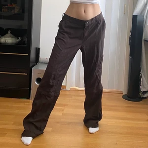 Bruna cargo - Då dom inte kommer till använding säljer jag dom! Finns en fin söm på mitten av benen och dragkedja under knät. Jag är 175cm+ ,Inerbens.. 88cm & Mid 45x2 cm.