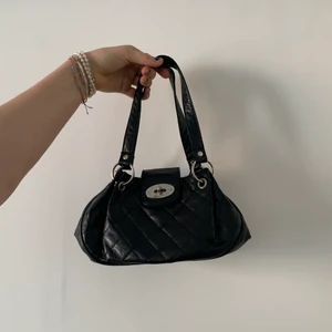 Vintage väska - Liten gullig väska, köpt på Humana, bra skick! Kommer tyvärr inte till användning. Passar till allt🤩