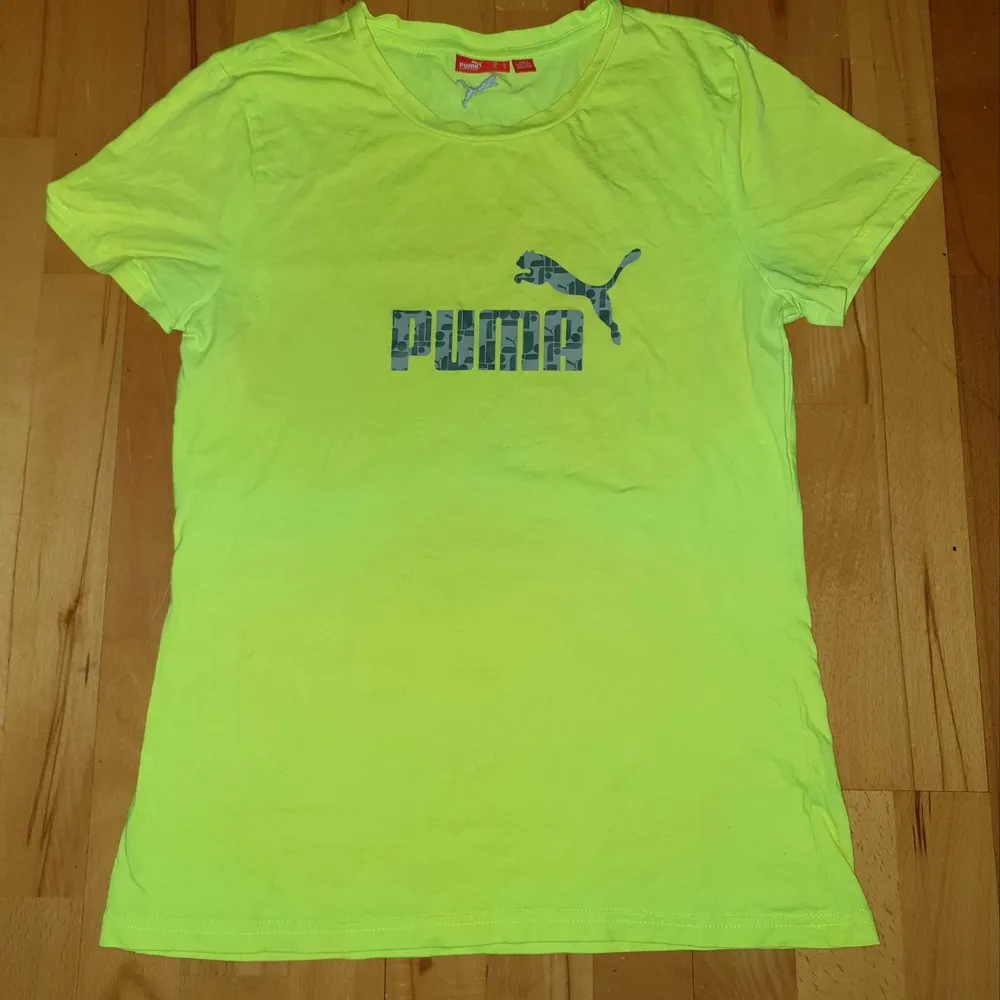 Lime grön PUMA T-shirt stl M. Perfekt till sommaren. I fint skick . T-shirts.