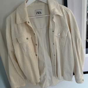 Jacka/skjorta ifrån Zara! Har använt de som både skjorta och som jacka. Inköpt för 400kr, säljer för 200!💘💘 