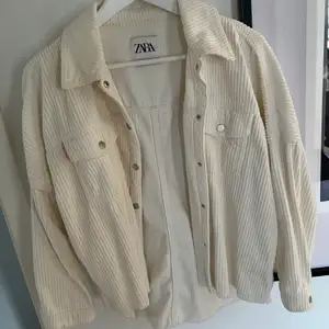 Jacka/skjorta ifrån Zara! Har använt de som både skjorta och som jacka. Inköpt för 400kr, säljer för 200!💘💘 
