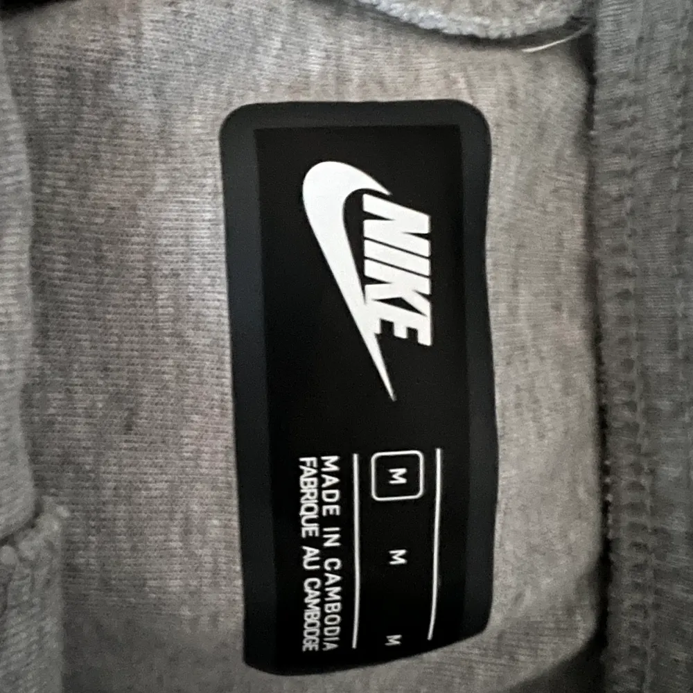 Ett par snygga & bekväma grå Nike tech fleece byxor i storleken M (passar mig som vanligtvis tar XS väldigt bekvämt och inte för hängiga), endast använts 3 gånger och inga tecken på slitage eller användning. Dem har varken krympt eller knottrats i tvätten. Fullt fläckfri och luktfri, precis som nya. Det mycket nedatta priset pga att jag vill bli av med dem så fort som möjligt. Nypris 1099kr. Övrigt.