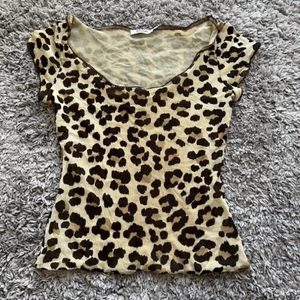 Leopardmönstrad tröja - Sjukt snygg t-short i leopard mönster, gulliga detaljer längst sidorna på tröjan! Skriv till mig om ni vill ha fler bilder eller har frågor!!❤️‍🩹