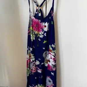 Super söt klänning med blommönster, passar perfekt nu till sommaren. Skriv till mig om ni vill ha fler bilder eller har frågor!!❤️‍🩹