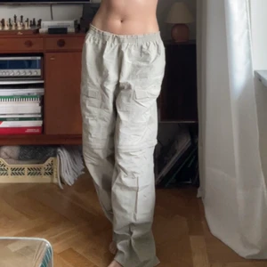 Oversized cargo byxor - Byxor från Columbia PFG, oversized passar storlek 38. Jag är storlek 36 - lågmidjade på mig. Finns snörning. 