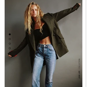 Zara jeans - Säljer dessa mid Waits zara jeansen som är väldigt populära ! Storlek 40 men sitter bra på en 36/38💞 säljer två stycken !