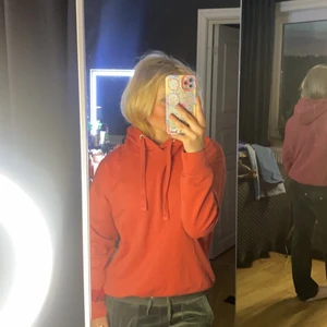 En orange/röd hoddie - En orange/röd hoodie i bra skick, säljer du jag har många andra likadana.