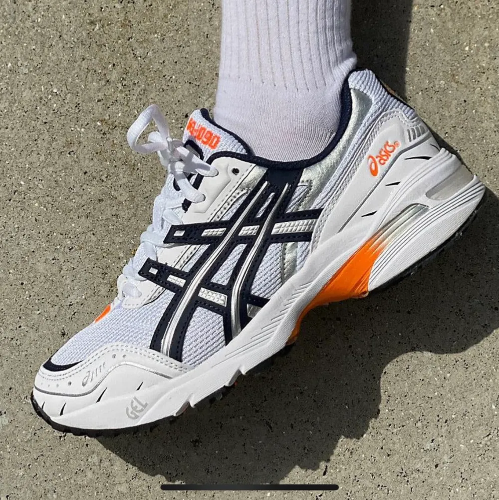 Helt oanvända Asics Gel-1090 i färgen white/midnight. Storlek 37,5. Köpta på Asos våren 2022. Säljes pga köpte två storlekar och missade returen. Nypris 1300, säljer för 950. Kan mötas upp om du bor i Stockholm. På första bilden bär jag paret jag behöll.. Skor.