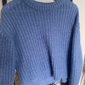 Blå stickat tröja  - 🤍
