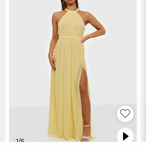 Balklänning - Superfin gul balklänning i storlek 34 som endast är försiktigt använd en gång. Passar nog 36 också. Funkar superbra till bal eller avslutning 💛 Den är öppen i ryggen men har även slits. Halsringningen och tygbanden har även som diamanter/pärlor. Den har ett stretchigt band/insytt resor vid bakredelen av midjan/ryggen 💛💛 