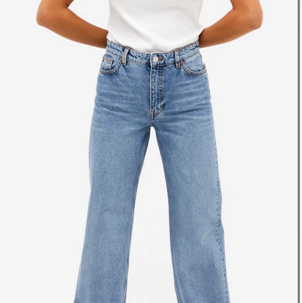 Jeans i modellen YOKO från Monki. Enligt mig den snyggaste jeansmodellen jag haft och perfekt färg till våren/sommaren! I bra skick! 🖤 Jag har vanligtvis strl. 36 i byxor och är ca 165 cm. 🖤 Säljer pga garderobsrensning!. Jeans & Byxor.