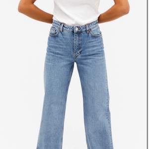 Jeans i modellen YOKO från Monki. Enligt mig den snyggaste jeansmodellen jag haft och perfekt färg till våren/sommaren! I bra skick! 🖤 Jag har vanligtvis strl. 36 i byxor och är ca 165 cm. 🖤 Säljer pga garderobsrensning!