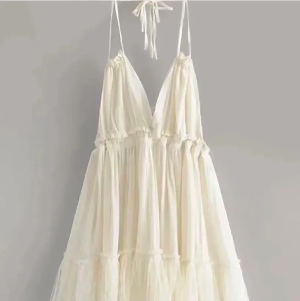 Superfin klänning som passar perfekt nu till sommaren💜🤝💕Aldrig använd men säljer eftersom jag hade en liknande!💞💞 Frakten inkluderas i priset👐🏼👐🏼. Klänningar.